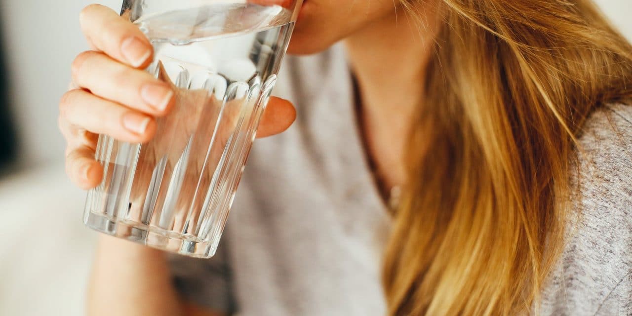 Comment perdre du ventre en buvant de l’eau : comment l’eau agit sur la perte de poids ?